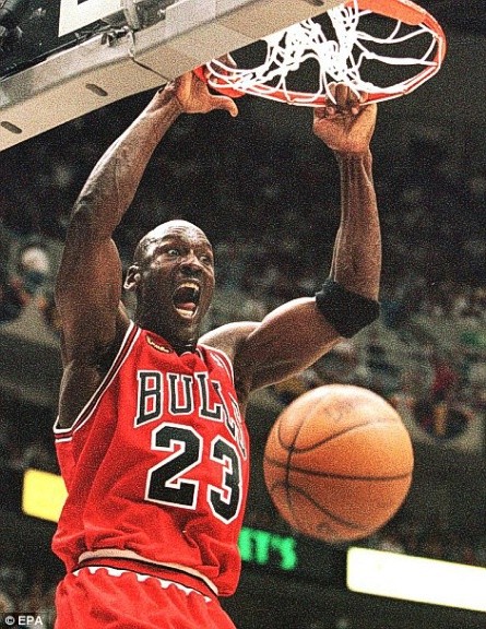 Tuy nhiên, sự nổi bật của Jordan đến từ những cú dunk. MJ có thể dunk bằng một hay hai tay, dunk ngược, hay thậm chí có thể chuyển cú dunk của mình ngay trên không thành một cú lay-up bật bảng.